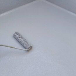 大規模修繕のFRP防水工事の施工中写真